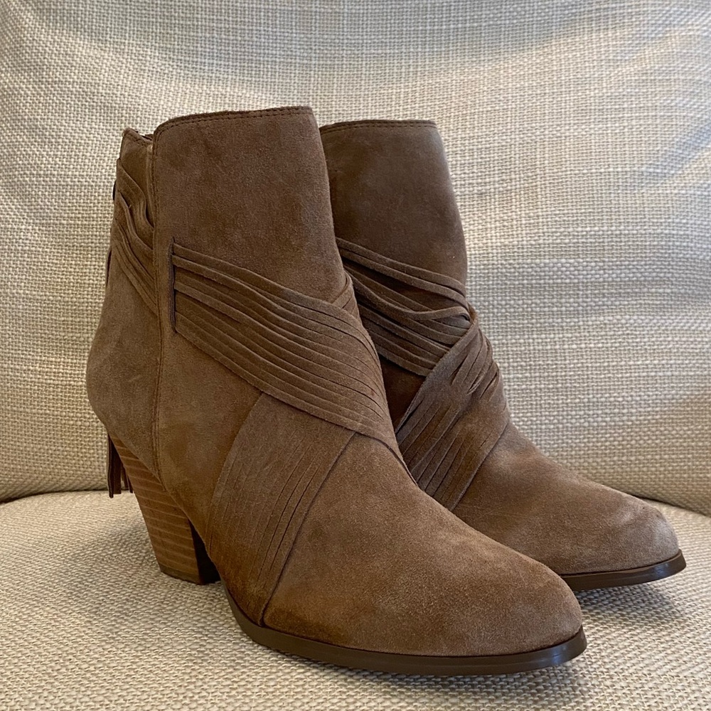 Yellow Box Womens Tan Distressed Leather Ankle Boots / Back Zipped w Tassel /10M